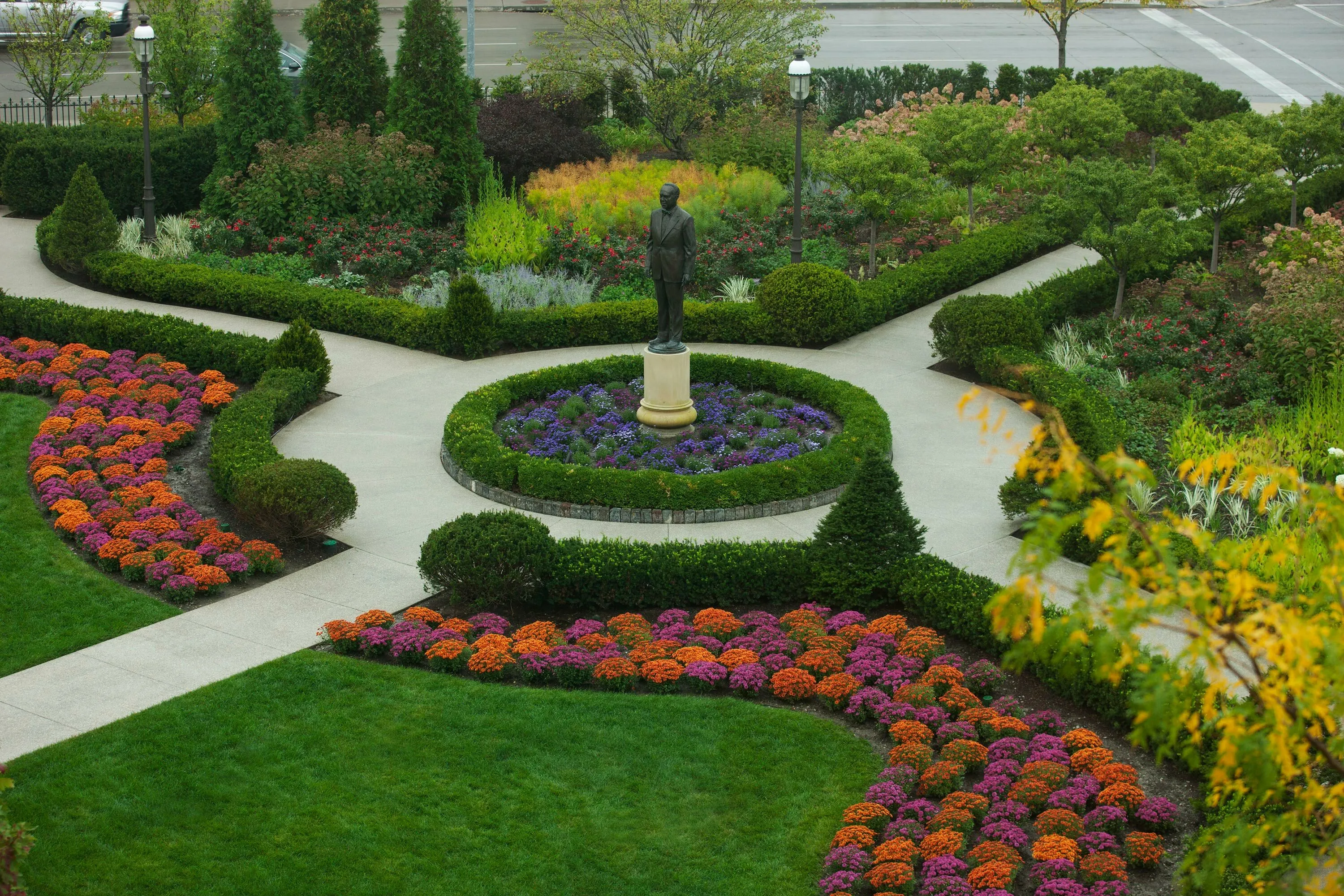 1 hero image aerial garden statue worldfoodprize hoerrschaudt