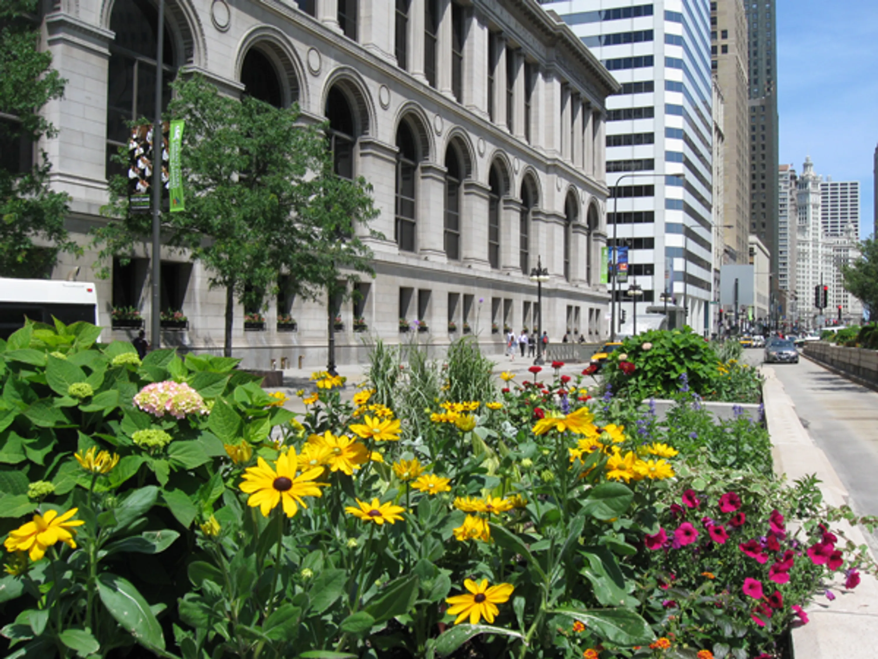 1 michigan avenue planters flowers michigan avenue the garden in the street blog hoerrschaudt