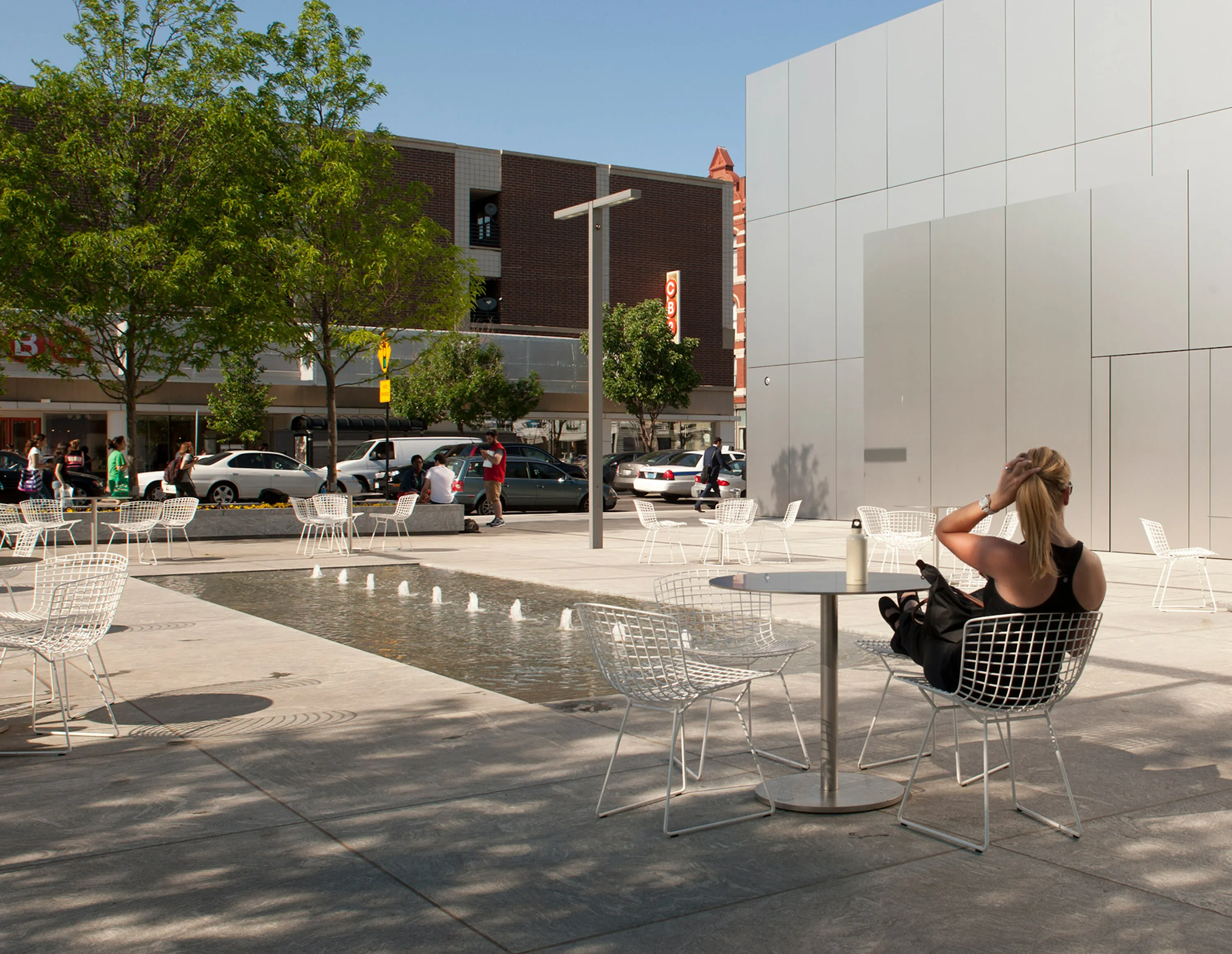 5 B young woman seating area fountain hoerrschaudt