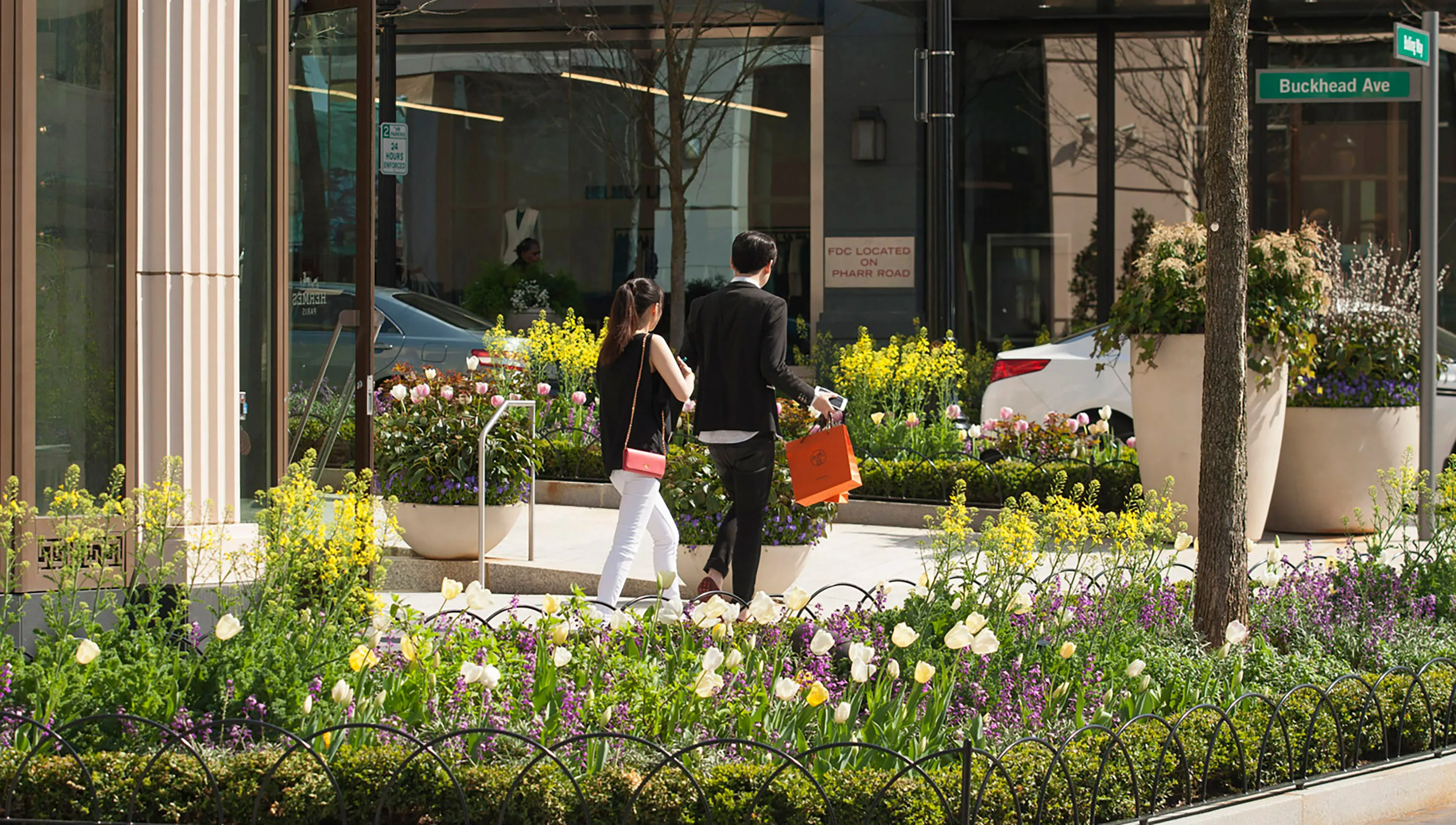 4 shoppers white flowers buckhead atlanta hoerrschaudt