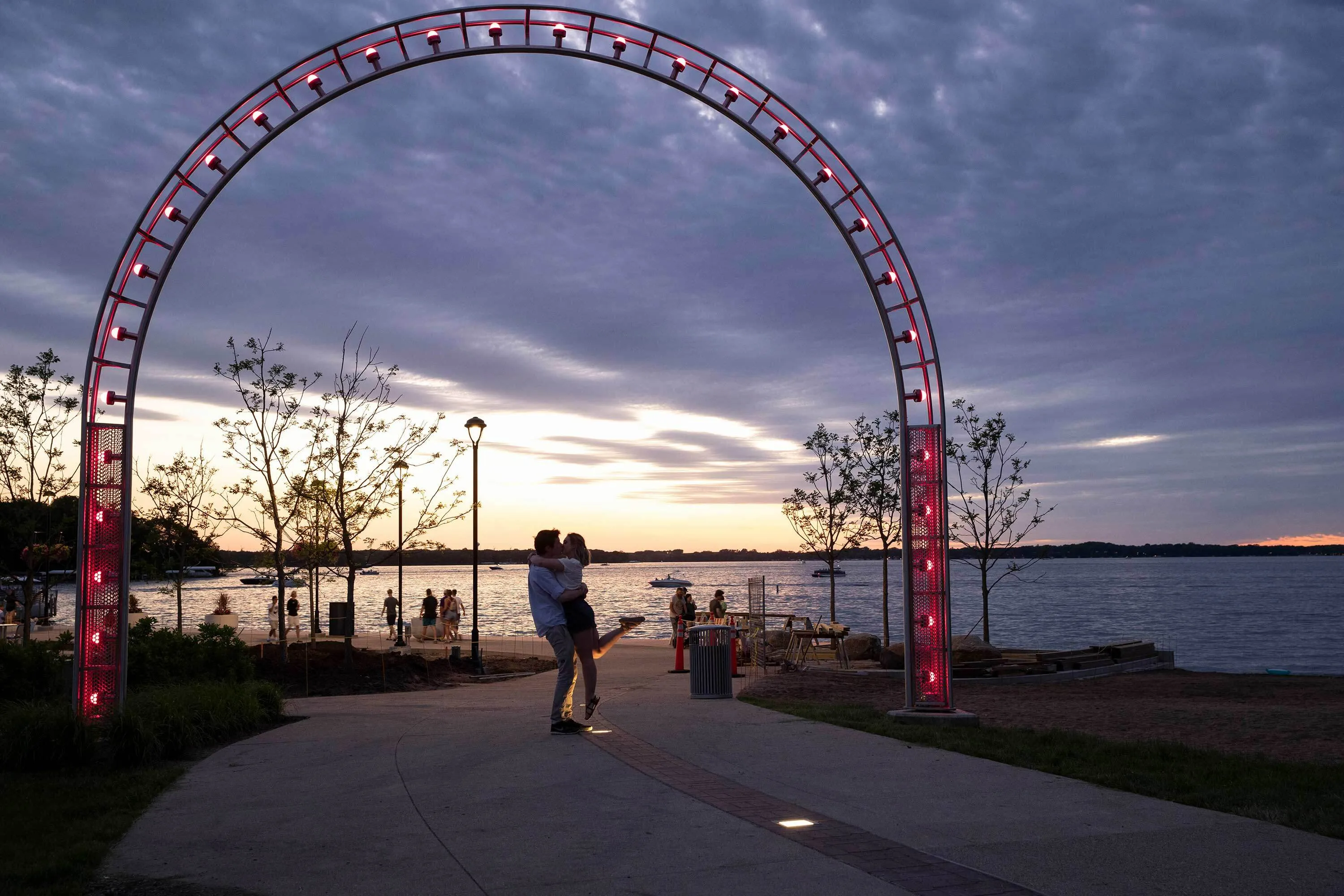 6 people kissing sunset okiboji waterfont park hoerrschaudt