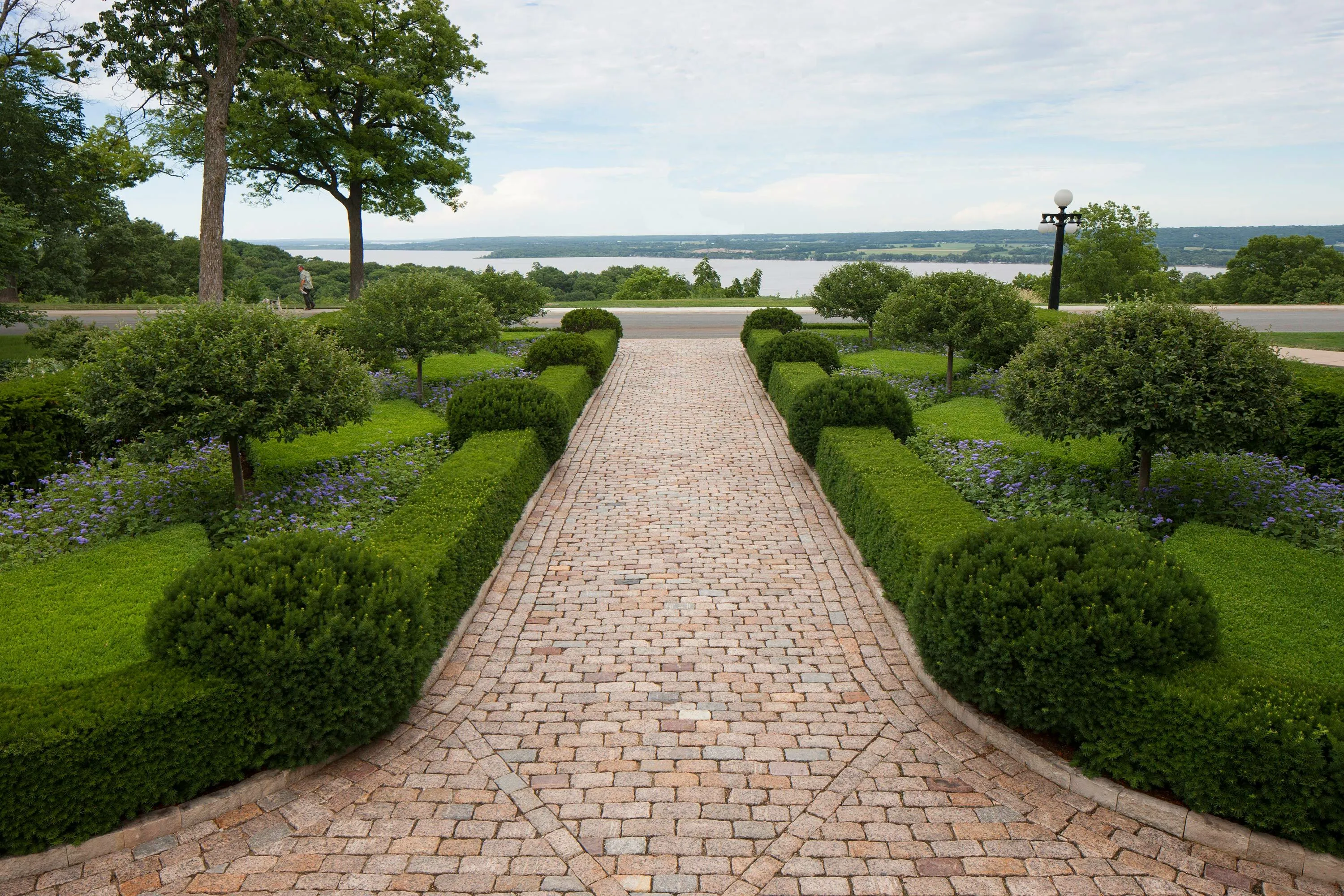 1 stone pathway hedges grandviewresidence hoerrschaudt